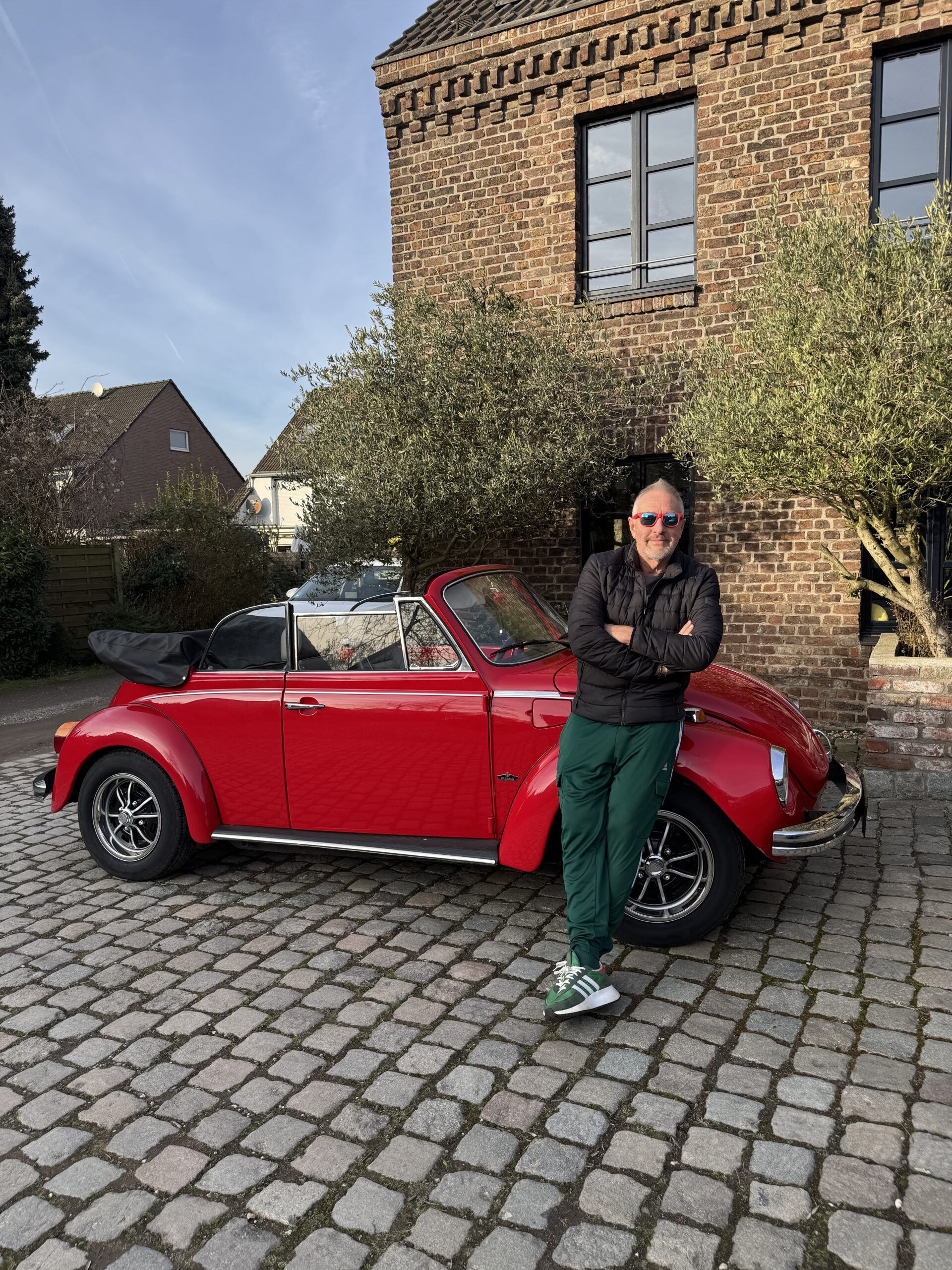 Valentin, rotes VW Käfer Cabrio, bei einem Fototermin